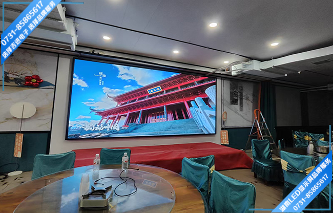 長(zhǎng)沙岳麓區(qū)桃花嶺某田園餐館接待大廳LED顯示屏.jpg 長(zhǎng)沙岳麓區(qū)桃花嶺某田園餐館接待大廳LED顯示屏.jpg